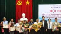 Phó Chủ tịch UBND tỉnh Lâm Hải Giang trao giấy khen cho các tập thể