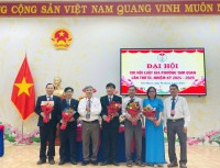 Đồng chí Thái Hùng Dũng - Chủ tịch Hội Luật gia thị xã Hoài Nhơn và Đồng chí Nguyễn Văn Dũng - Phó Bí thư Thường trực Đảng ủy phường tặng hoa chúc mừng Ban Chấp hành Chi hội Luật gia phường khóa III, nhiệm kỳ 2024-2029.