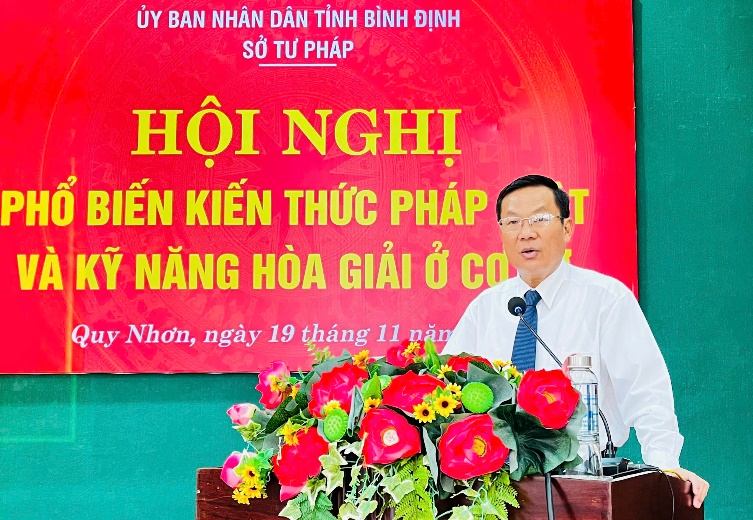 Đồng chí Trần Văn Sang, Tỉnh ủy viên, Giám đốc Sở Tư pháp phát biểu khai mạc hội nghị