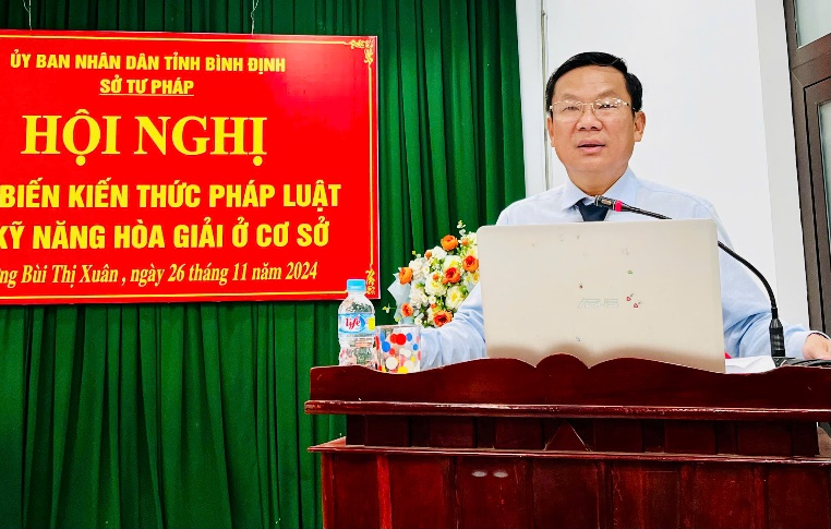 Đồng chí Trần Văn Sang, Tỉnh ủy viên, Giám đốc Sở Tư pháp phát biểu khai mạc hội nghị