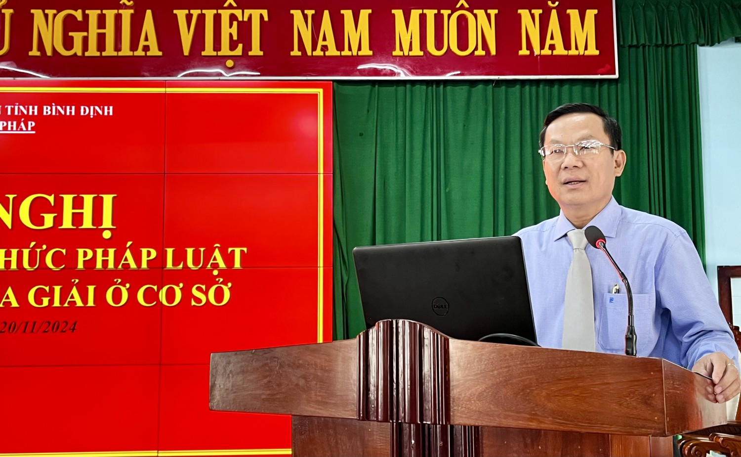 Đ/c Trần Văn Sang, Tỉnh ủy viên, Giám đốc Sở Tư pháp phát biểu khai mạc Hội nghị và báo cáo nội dung chuyên đề “Hoạt động hòa giải ở cơ sở trong công tác tư pháp”