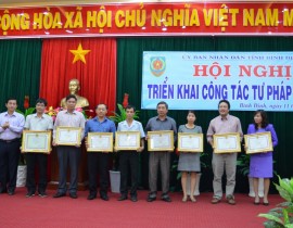 Giám đốc Sở Tư pháp trao Kỷ niệm chương “Vì sự nghiệp Tư pháp” của Bộ Tư pháp cho các cá nhân đã có nhiều công lao, đóng góp xây dựng ngành Tư pháp Việt Nam